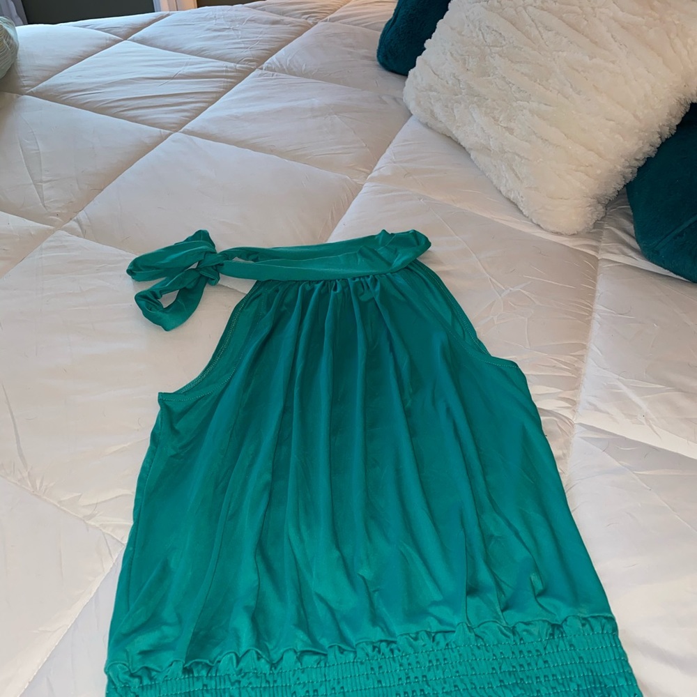 Green sleeveless high neck blouse.